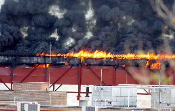 Quince bomberos trabajan en la extinción de un incendio en la fábrica de ElPozo