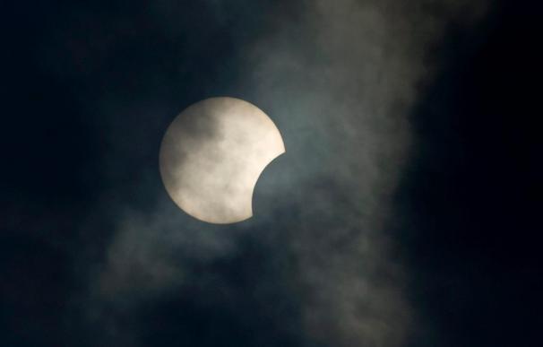 Miles de indios se congregan para ver el eclipse anular más largo del milenio