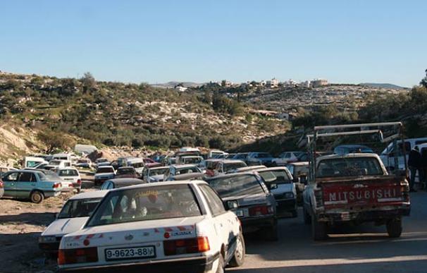 Coches palestinos aparcados junto al control del paso fronterizo de Modi'in (Cisjordania)