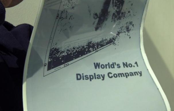 LG presenta una pantalla fina y flexible del tamaño de un periódico