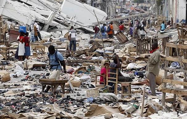 Los habitantes de Puerto Príncipe deambulan por las calles de la ciudad destruida por el terremoto (14.01.2010)