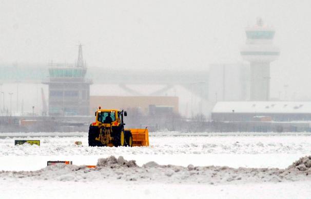Cancelaciones de vuelos y cierre de escuelas por la nieve en el Reino Unido