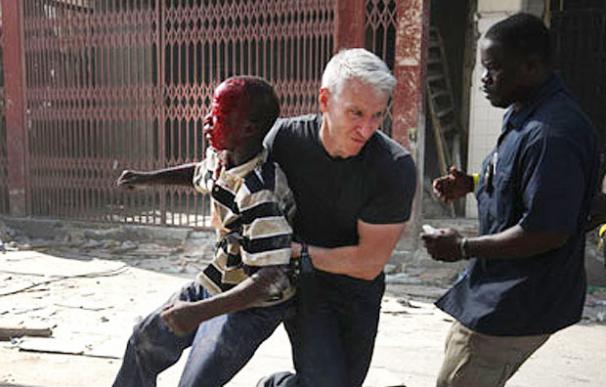 Anderson Cooper, reportero estrella de la CNN, salva a un niño en Haití - CNN