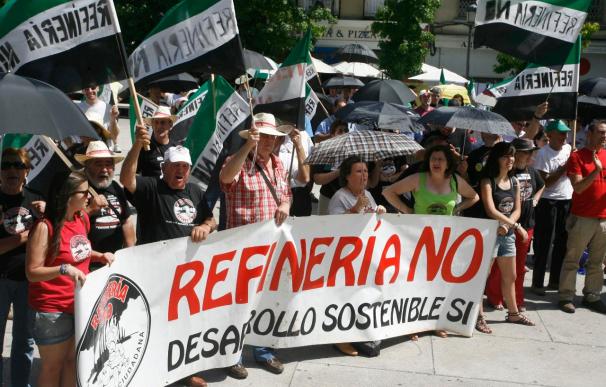 Critican la "presión" del PSOE sobre la refinería y su "traición" sobre la CNA