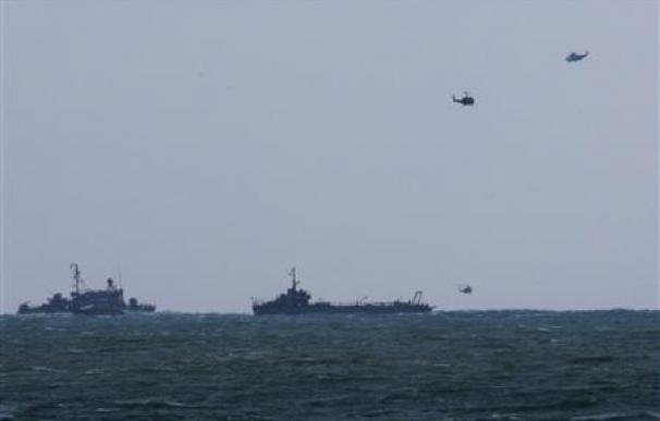 Helicópteros, la Fuerza de las Naciones Unidas en Líbano y barcos del Ejército libanés, rastrean la zona del accidente aéreo al sur de Beirut. Reuters