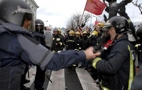 Varios manifestantes salen heridos de una carga policial frente a la Diputación