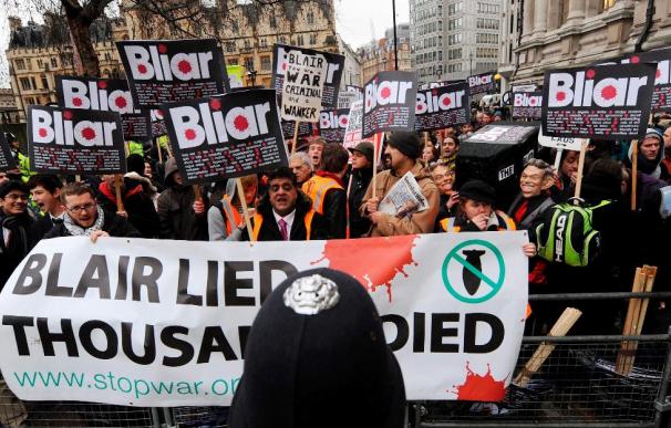 Manifestantes con manos "ensangrentadas" acusan a Blair de mentiroso