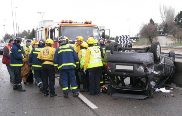 Cuatro jóvenes heridos, uno muy grave, al volcar su coche en M-607 en Colmenar