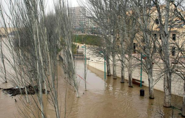 La crecida del Ebro pasa por Zaragoza sin daños y con menos caudal del previsto