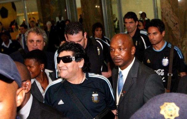 Maradona aterriza en Sudáfrica como entrenador de Argentina tras la suspensión