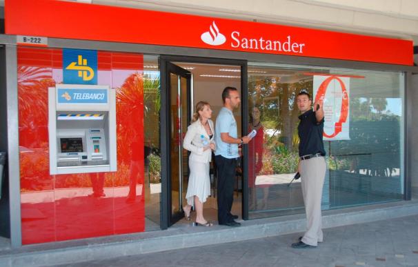 El Santander elimina las comisiones a los clientes con más de 12.000 euros en ahorro