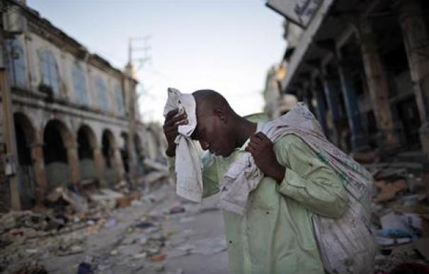 Haití dice que podría haber 200.000 muertos; aumenta la tensión