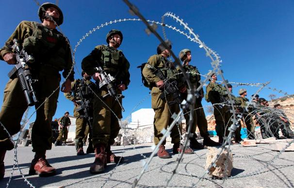 Fuerzas de seguridad israelíes arrestan a 10 colonos en redada en Cisjordania