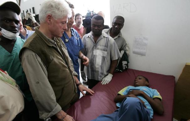 EE.UU. refuerza su papel en Haití con más tropas y la visita de Bill Clinton