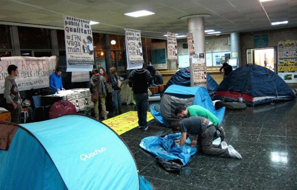 Una veintena de estudiantes acampan en Geografía para protestar por los recortes y la subida de tasas