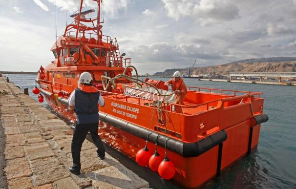 Se reanuda la búsqueda del último ocupante del helicóptero que cayó al mar en Almería