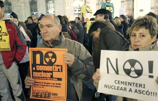Varias personas se manifiestan contra la candidatura de Ascó al almacén nuclear - EFE