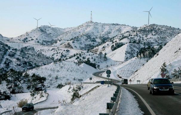 Dieciséis tramos de carreteras secundarias siguen cortadas por nieve o hielo