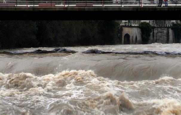 Las intensas lluvias y la pleamar provocan el desbordamiento de ríos y cortes de carretera
