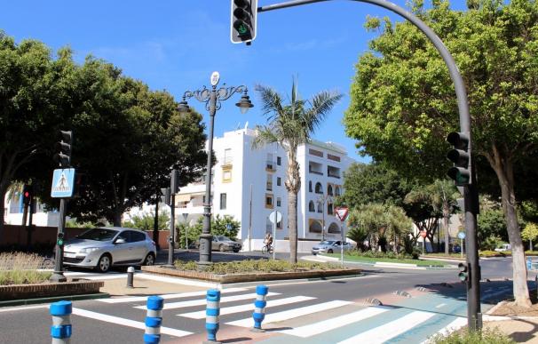 El Ayuntamiento de Estepona interviene en más de 25 kilómetros de señalización para reforzar la seguridad vial