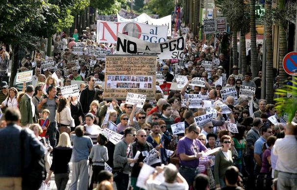 Miles de personas se manifiestan en la capital tinerfeña contra el PGOU