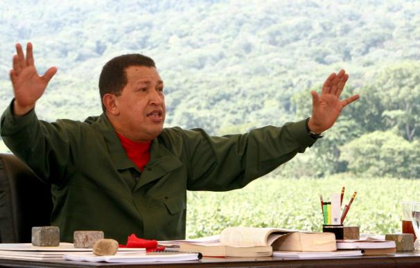 Chávez anuncia que la paridad sube de 2,15 a 2,60 y a 4,30 bolívares por dólar