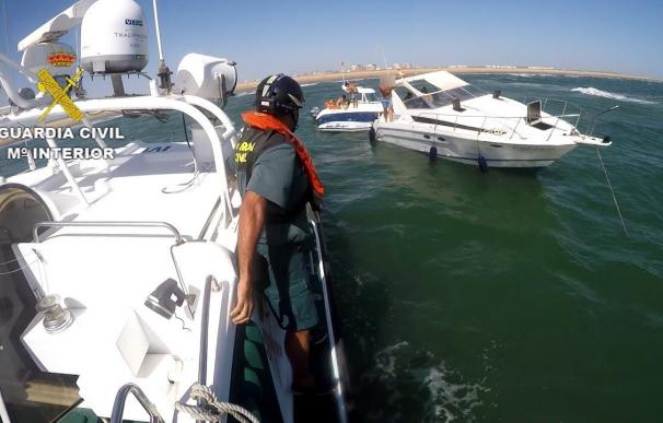 Recatan a la tripulación de una embarcación recreativa a la deriva en Punta Umbría
