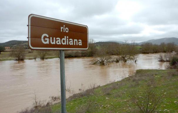 El agua destruye un puente sobre el Guadiana que comunica tres municipios