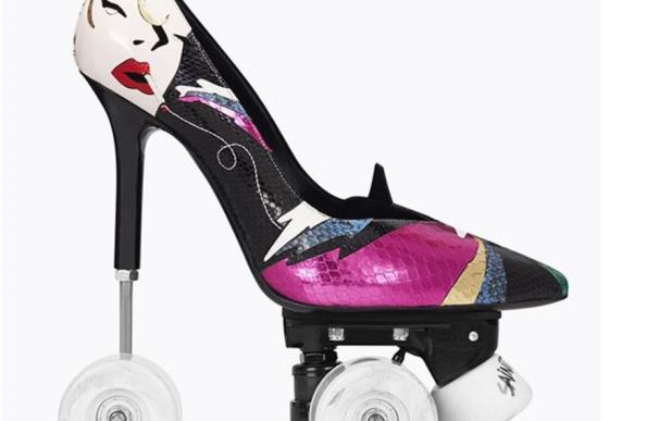 Yves Saint Laurent instaura una alocada moda de zapatos de salón con ruedas