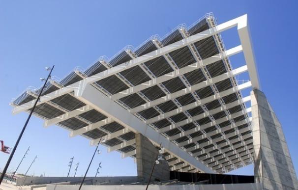 Barcelona ya dispone de 12 pérgolas fotovoltaicas para generar energía pública