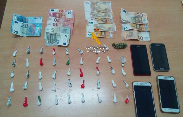 La Guardia Civil desarticula un punto de venta de drogas en Alameda y detiene a cuatro personas