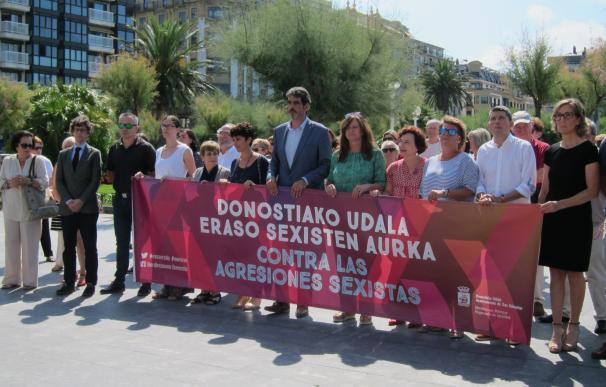 Ayuntamiento de San Sebastián se concentra para rechazar las últimas agresiones sexuales en la ciudad