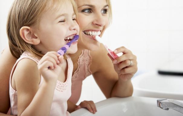Cepillarse los dientes con pasta dental fluorada es aconsejable después de ir a la piscina como prevención ante el cloro