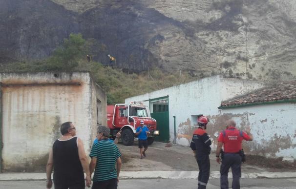 Continúan las labores de extinción del incendio declarado ayer en Falces, que ya está controlado