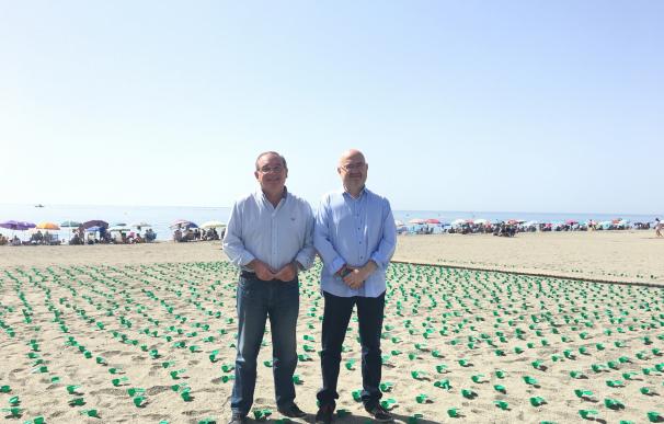 Plantan 2.400 ceniceros en la playa de Torre del Mar para concienciar sobre el impacto de tirar colillas