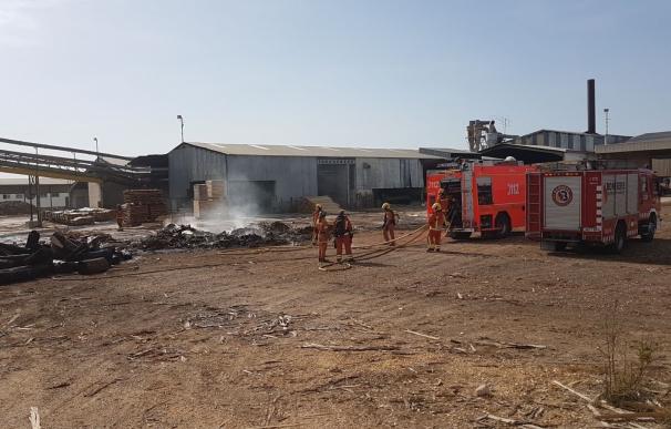 Controlan un incendio que arde durante más de una hora en una fábrica de madera de Benigànim