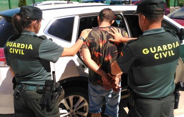 Detenido un joven poco después de atracar un banco y robar 3.000 euros a punta de pistola en Carracedelo