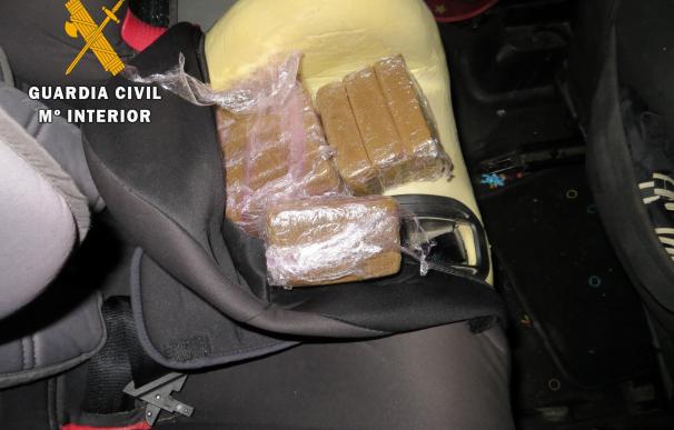 Dos detenidos en Monesterio (Badajoz) cuando transportaban un kilo de hachís oculto en la silla portabebés de un coche