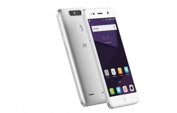 ZTE lanza en España el 'smartphone' Blade V8 Mini, un gama media que mantiene características 'premium' del Blade V8
