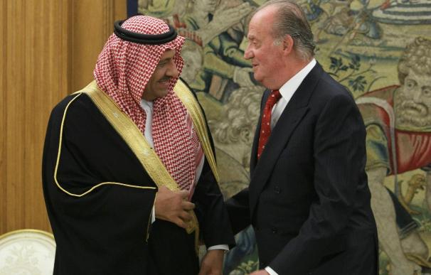 El Rey recibe a príncipe saudí, que podría cerrar compra carros de combate