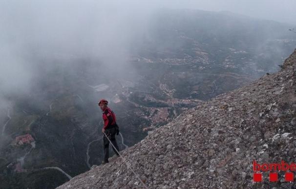 Los Bomberos rescatan a dos escaladores en Montserrat (Barcelona)