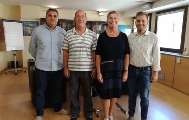 Gómez analiza las mejoras del centro de salud de Binissalem en un reunión con el alcalde del municipio