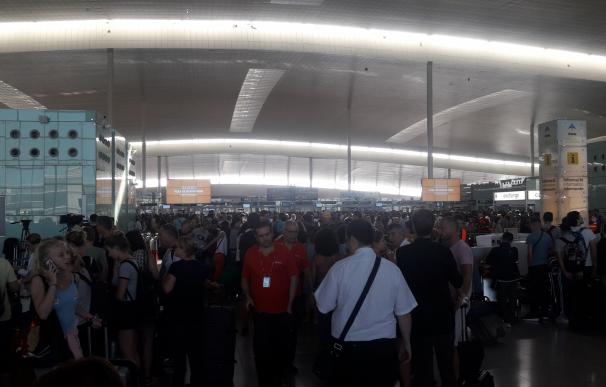 Colas de una hora en el Aeropuerto de Barcelona-El Prat