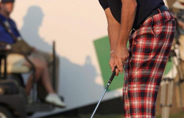 El golfista inglés Poulter resiste un duro acoso