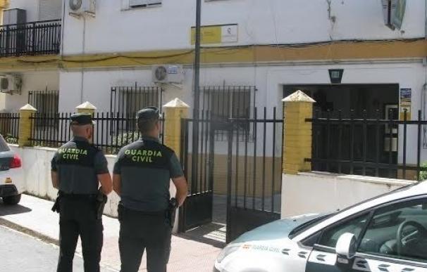 Dos detenidos acusados de provocar lesiones a un agente durante la fuga de un robo en Gibraleón