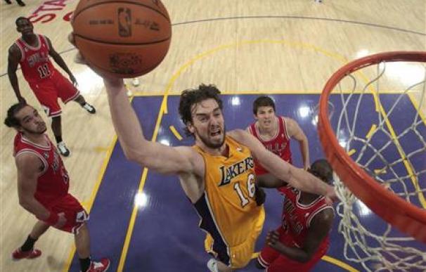 Los Lakers vencen a los Bulls con otro "doble-doble" de Gasol