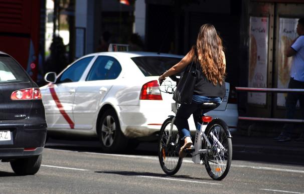Ciclistas vizcaínos reclaman arcenes más anchos o vías segregadas en los puntos negros de las carreteras del territorio