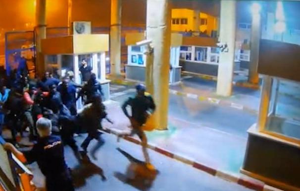 Marruecos frena varios saltos a la valla de Ceuta en la primera noche con todos los antidisturbios en alerta