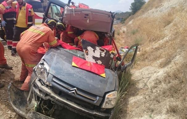 Rescatan a tres personas atrapadas en un vehículo tras sufrir un accidente de tráfico en Moixent