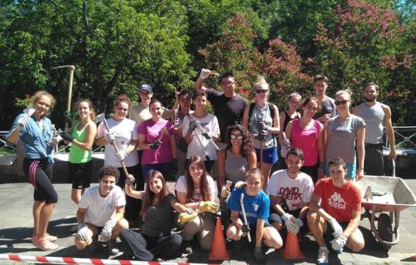 Un total de 25 jóvenes participan en un campo de trabajo en el parque natural de Bertiz